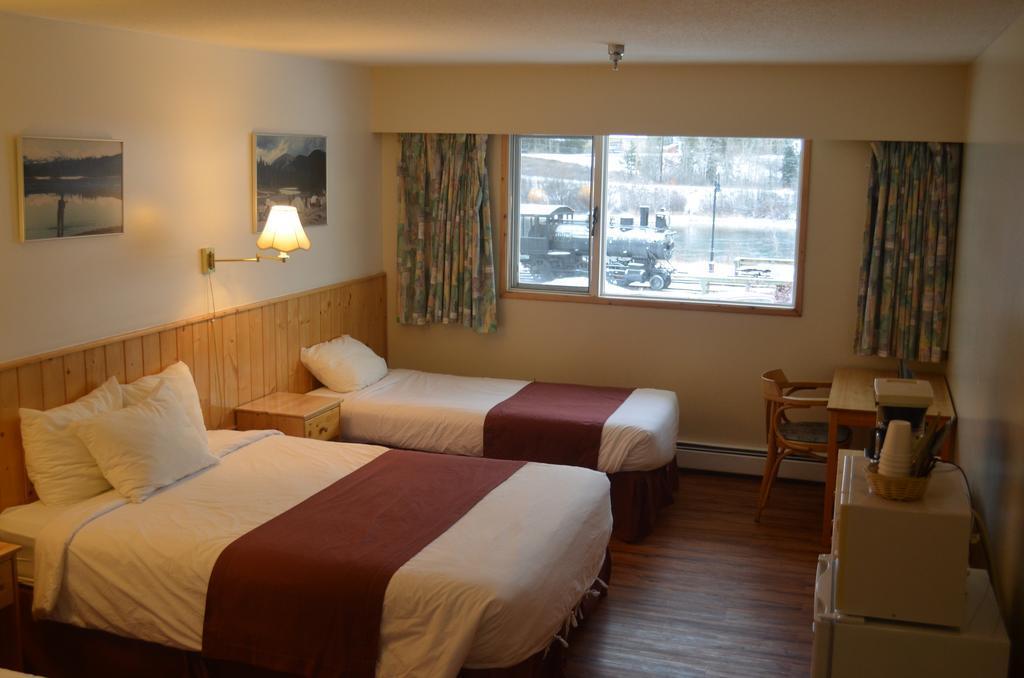 Canadas Best Value Inn- Riverview Hotel Вайтгорс Екстер'єр фото